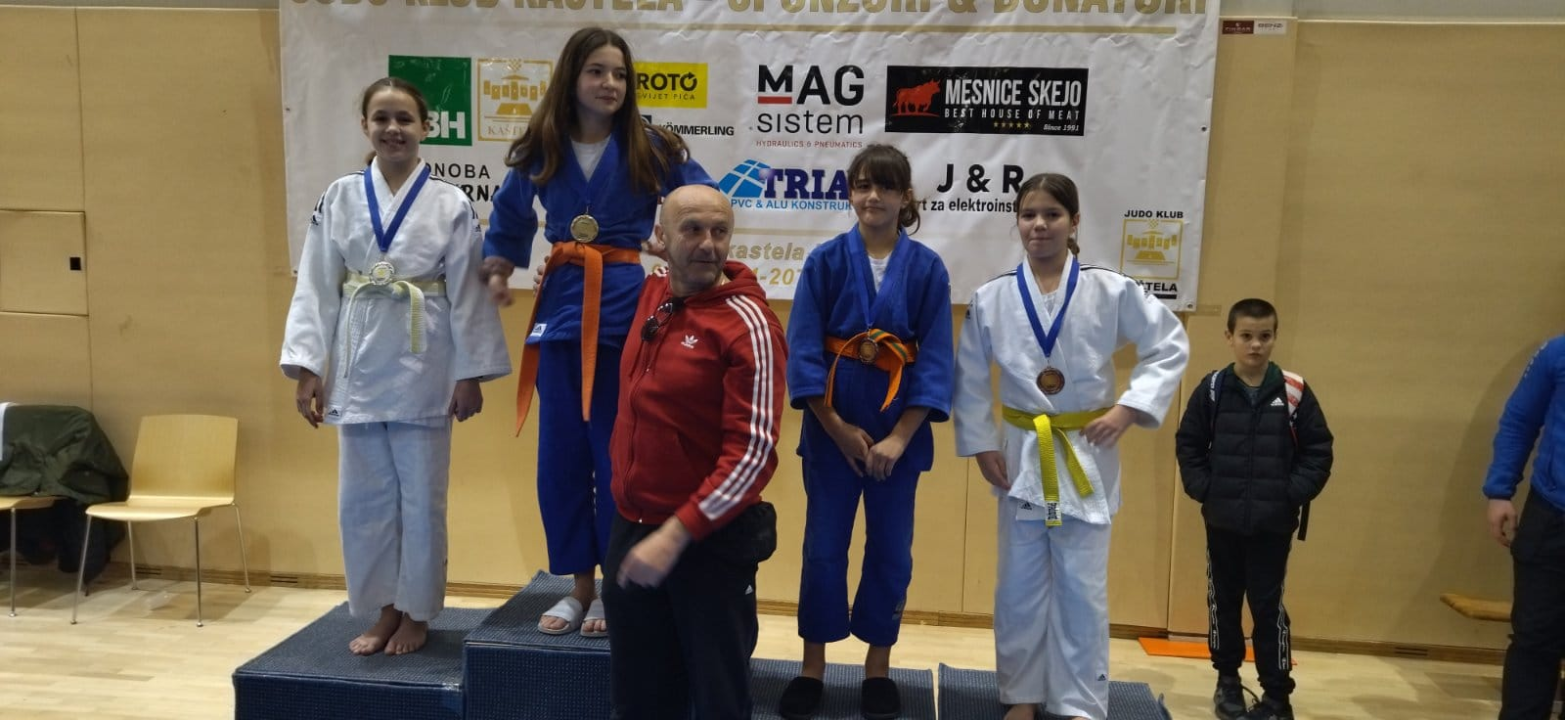 Mladi članovi Judo kluba Šibenik u Kaštelima do 4 zlata i 6 medalja ukupno