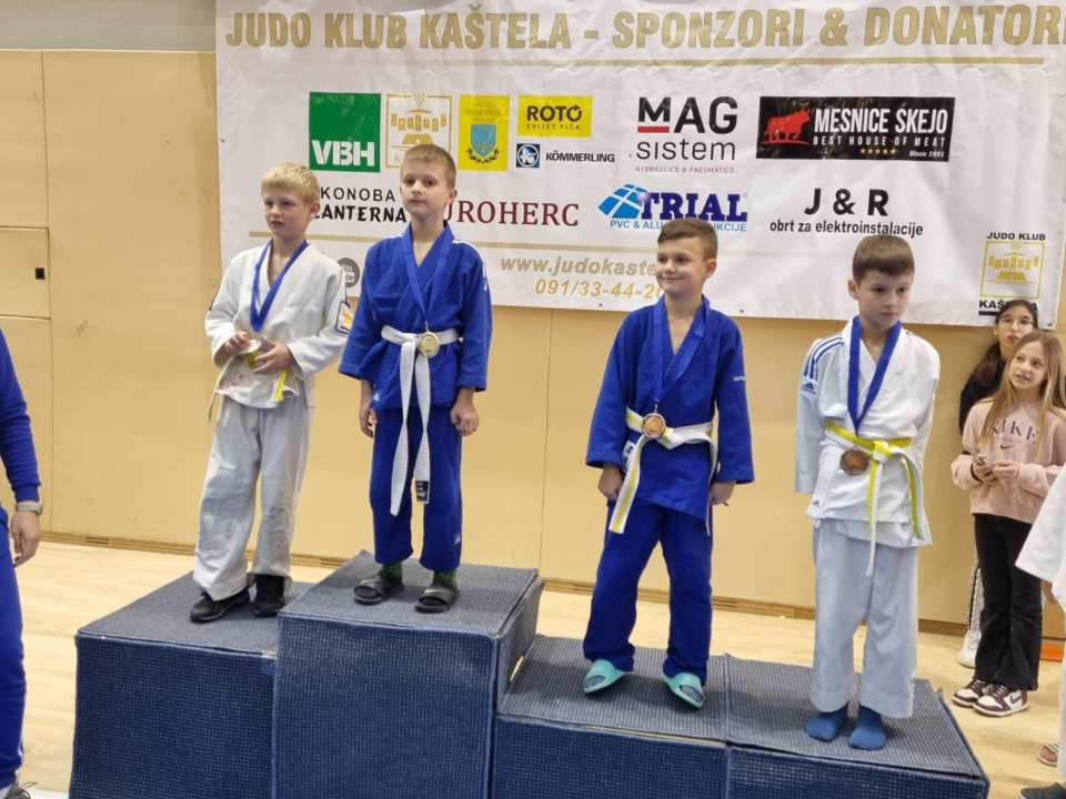 Mladi članovi Judo kluba Šibenik u Kaštelima do 4 zlata i 6 medalja ukupno