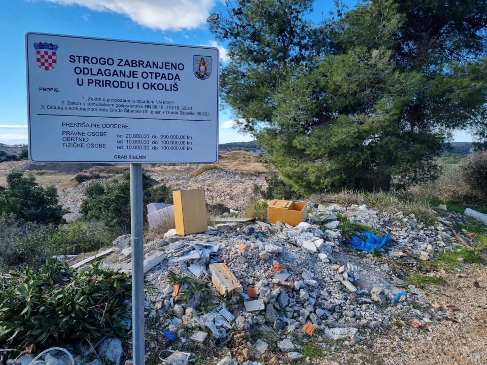 Jedni čiste, drugi zagađuju: Hrpe smeća, šute, namještaja i guma i dalje se gomilaju po šibenskim kvartovima