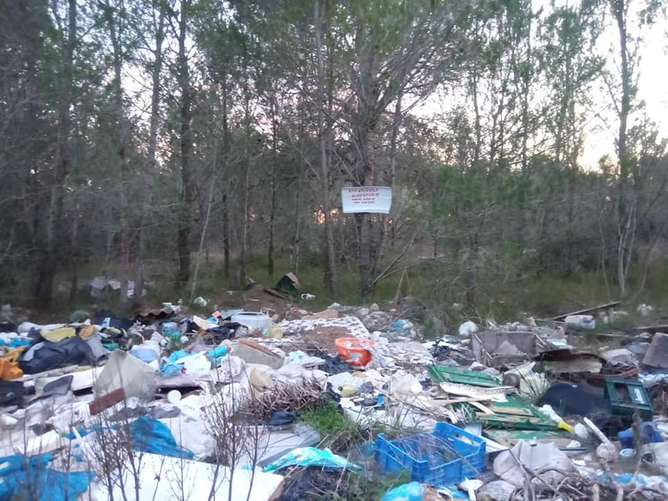 Jedni čiste, drugi zagađuju: Hrpe smeća, šute, namještaja i guma i dalje se gomilaju po šibenskim kvartovima