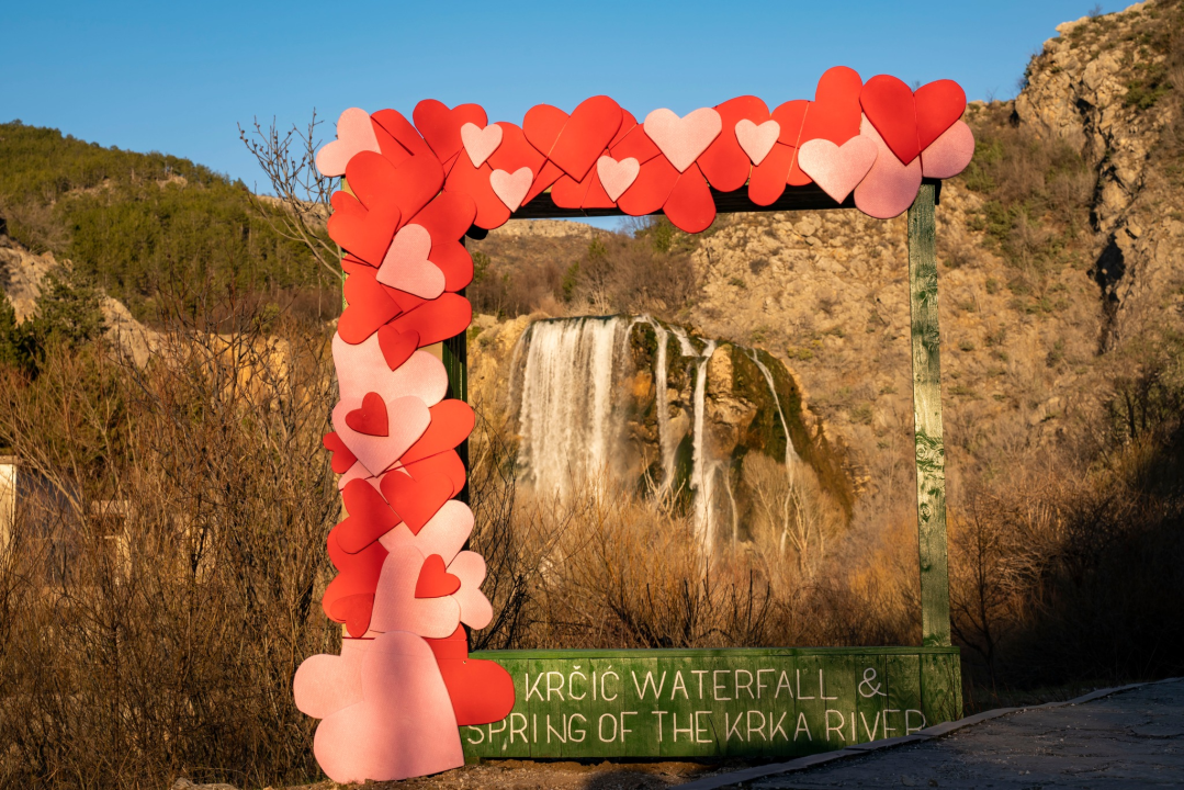 Valentinovo na Krčiću oduševilo sve posjetitelje: Krčić zasjao u bojama ljubavi! 