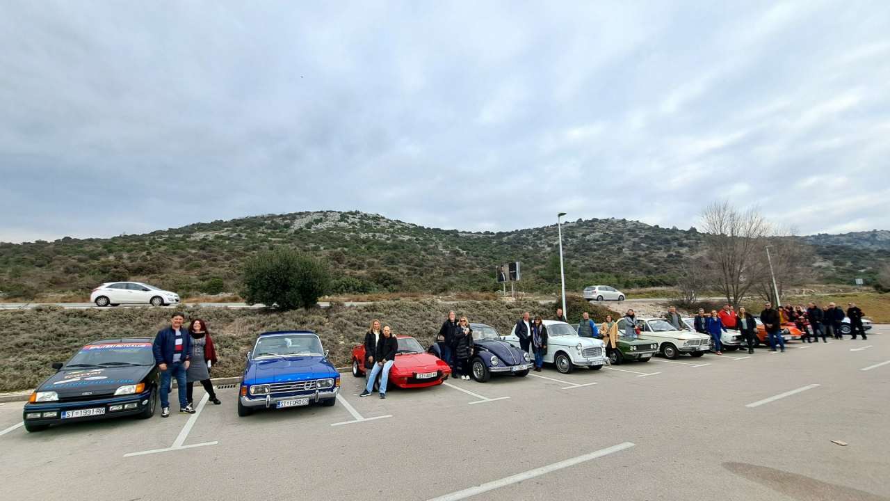Vlasnici oldtimera iz cijele Dalmacije nedjelju proveli na druženju u Šibeniku