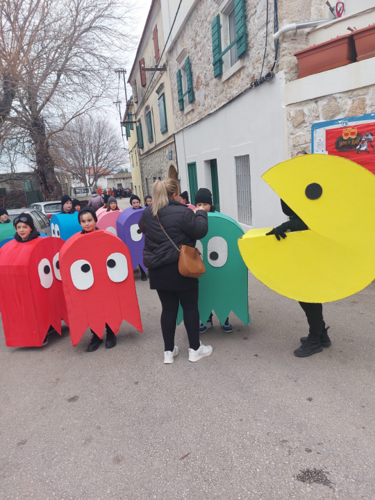 Povorka Malih bak' u Murteru oduševila okupljene: Od Francuske revolucije i mumija do Ježeve kućice