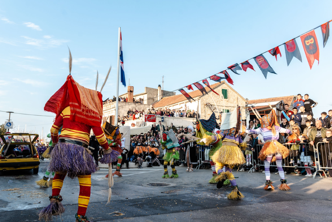 Murterini molili za predbračnu čistoću, u kokošinjcu izbila pobuna, a Let 3 napravio spektakl