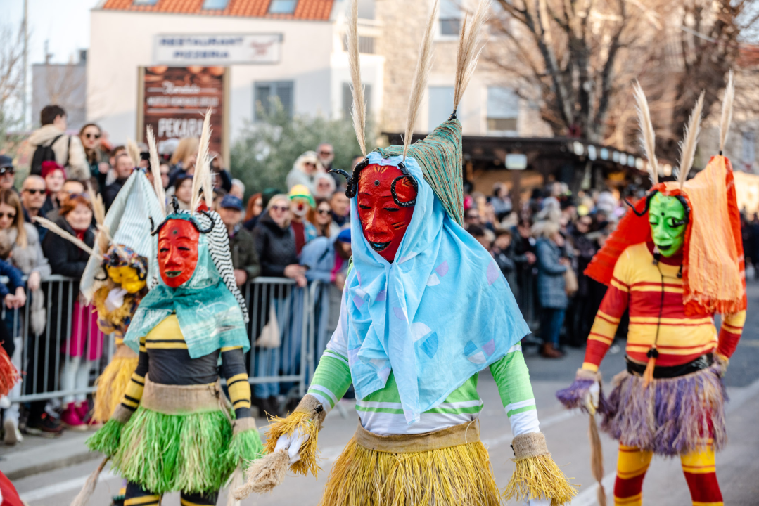 Murterini molili za predbračnu čistoću, u kokošinjcu izbila pobuna, a Let 3 napravio spektakl