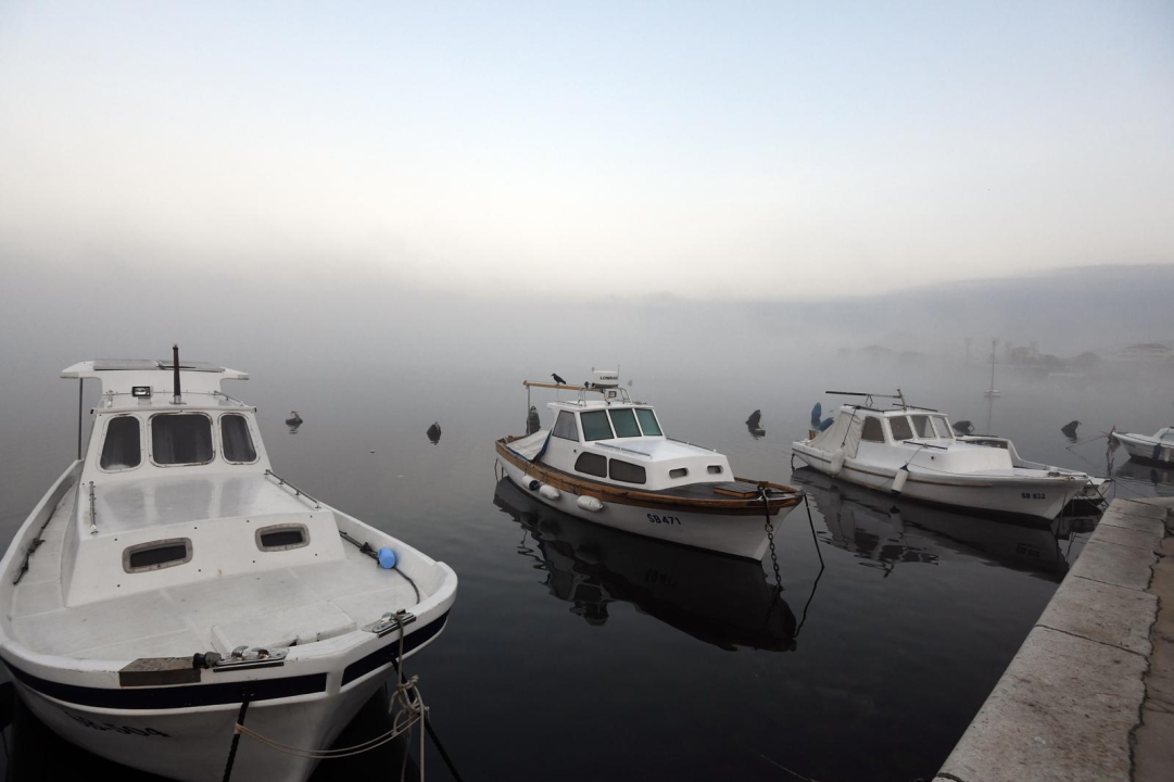 Magla jutros prekrila Šibenik, prizori s rive su kao iz filma