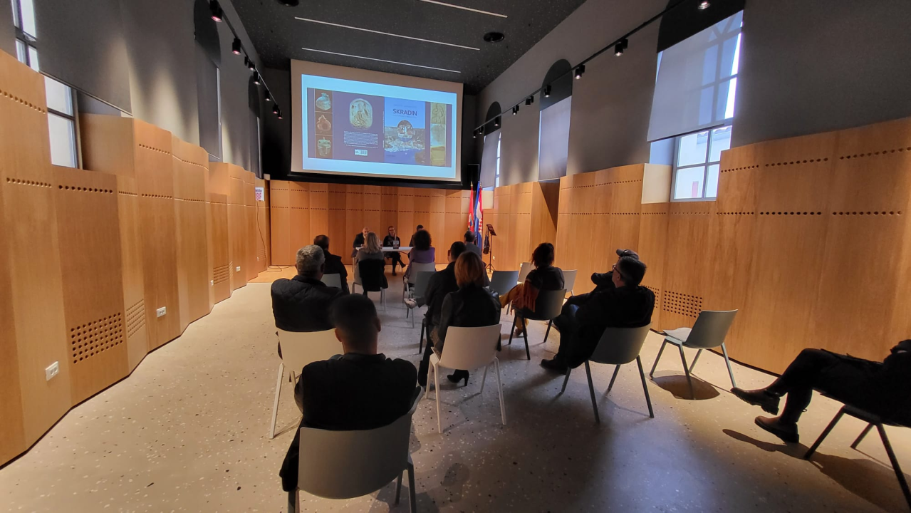 U Društvenom centru u Skradinu predstavljena knjiga 'Skradin. From prehistoric to modern times'  
