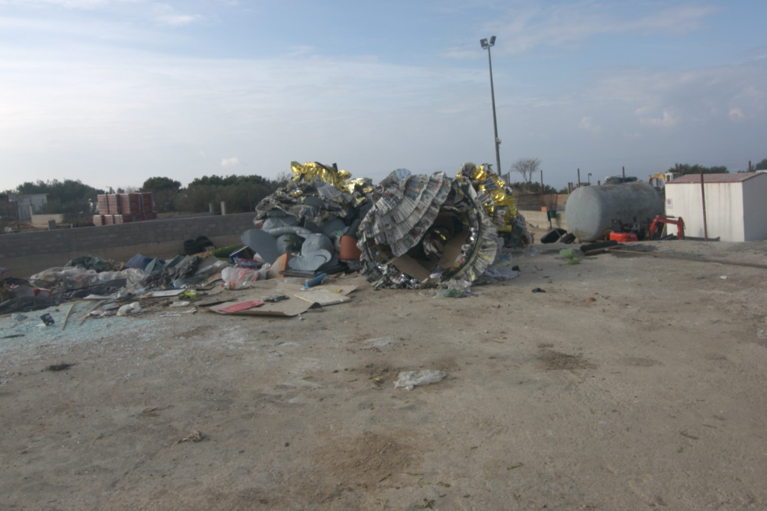 Nastavljeno spaljivanje smeća na Hripama na Murteru: Gore tamo i instalacije i maske s popularnih 'baka'