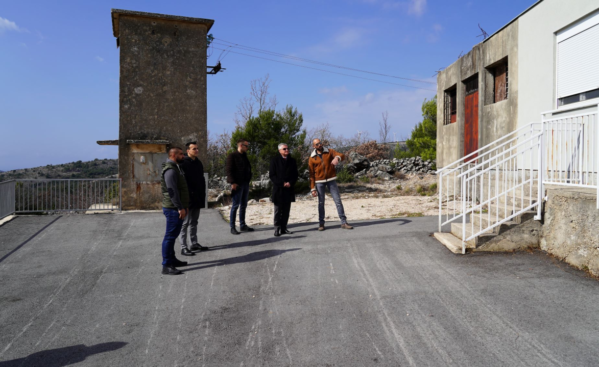 Gradonačelnik Burić i direktor Vodovoda Martinović posjetili Vrsno: Priprema za izgradnju vodovodne mreže  