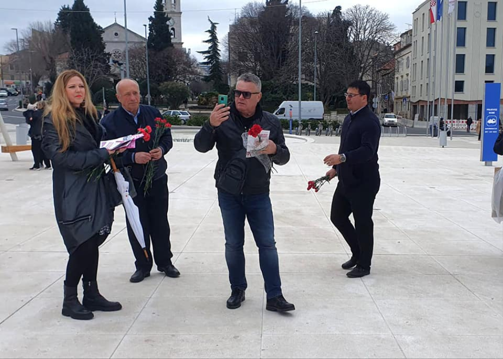 Članovi SDP-a Šibensko-kninske županije danas su tradicionalno dijelili karanfile širom županije 