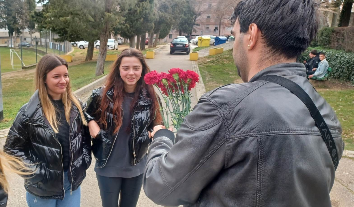 Članovi SDP-a Šibensko-kninske županije danas su tradicionalno dijelili karanfile širom županije 