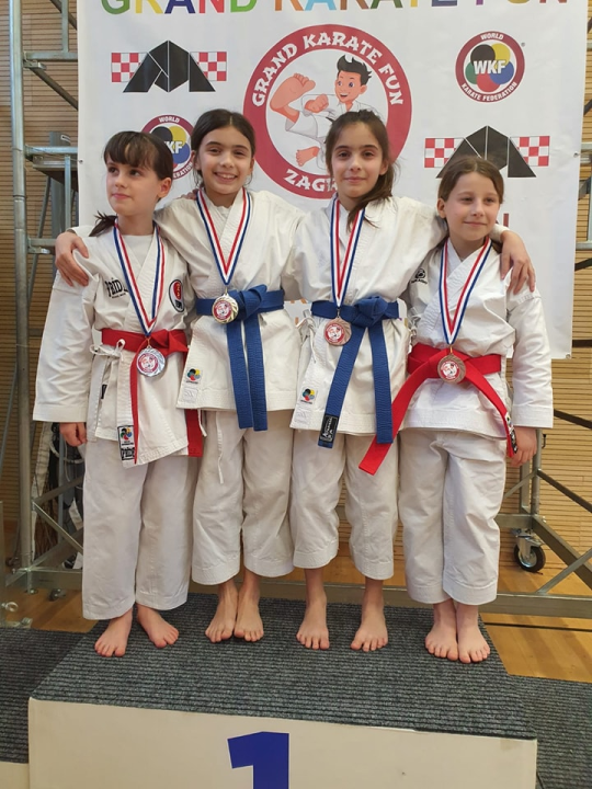 Blizanke Nika i Iva osvojile zlatnu i brončanu medalju na međunarodnom turniru