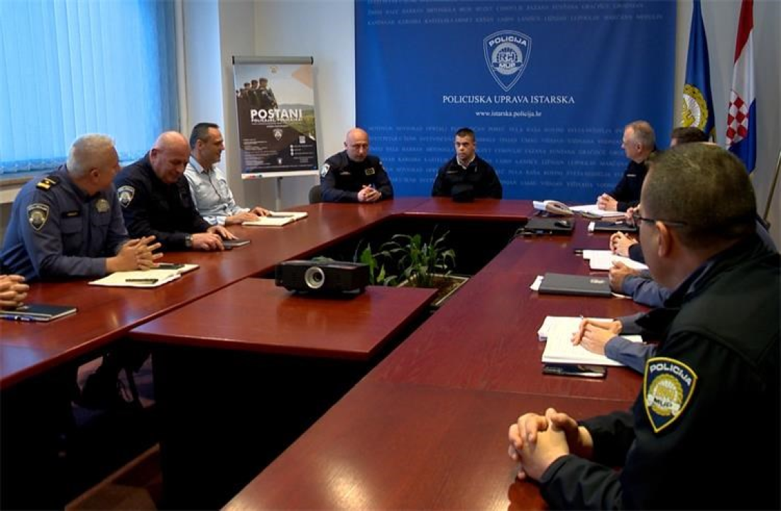 Luka je bio policajac na jedan dan: PU Istarska ispunila želju mladiću s Downovim sindromom