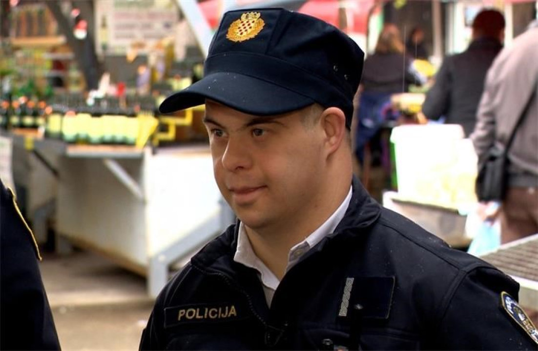 Luka je bio policajac na jedan dan: PU Istarska ispunila želju mladiću s Downovim sindromom