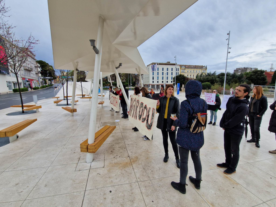 Kontraprosvjednici držali transparent 'Sloboda narodu', molitelji se pojačali 'vodičkim umjetnikom' Matešom 