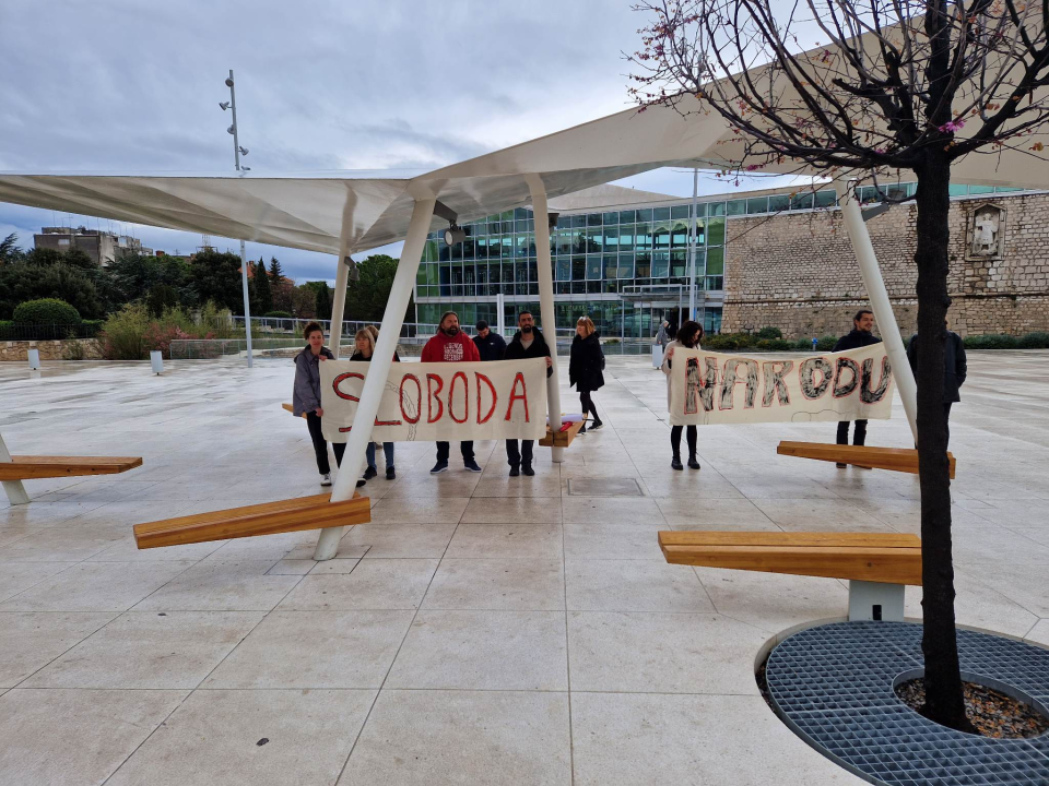 Kontraprosvjednici držali transparent 'Sloboda narodu', molitelji se pojačali 'vodičkim umjetnikom' Matešom 