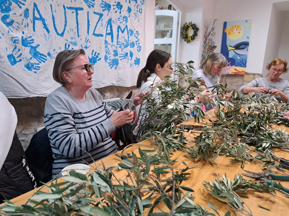 U Tisnom radionica izrade vijenaca od maslinovih grančica