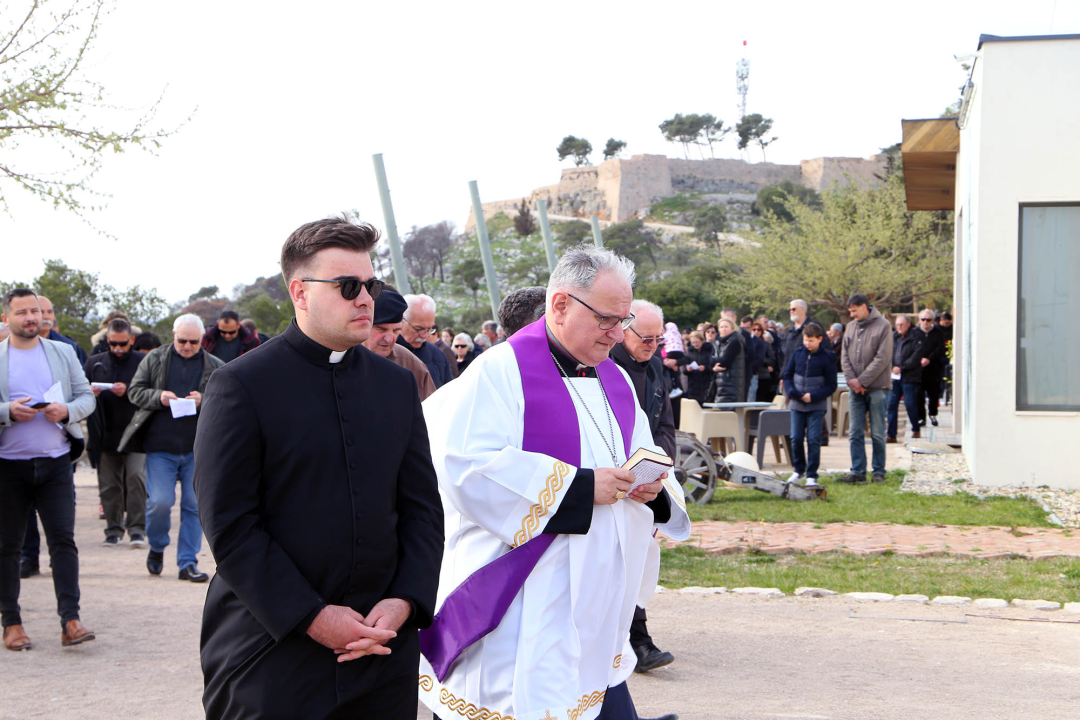 Održan Križni put za vjernike Šibenske biskupije