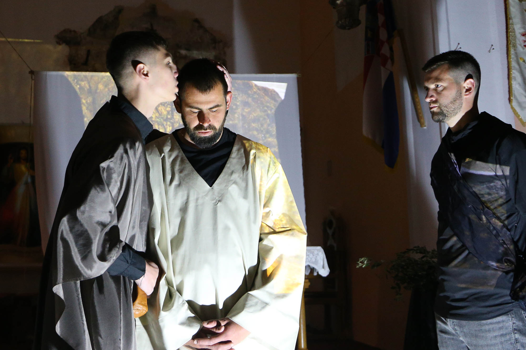 Vjernici župe Tribunj izveli 'Prikazanje muke'