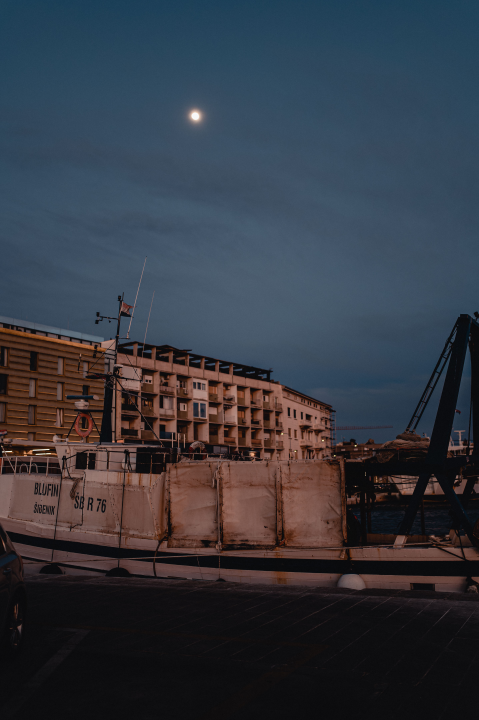 U očaravajućem zalasku uz orkansku buru neki su uživali u kratkim hlačama