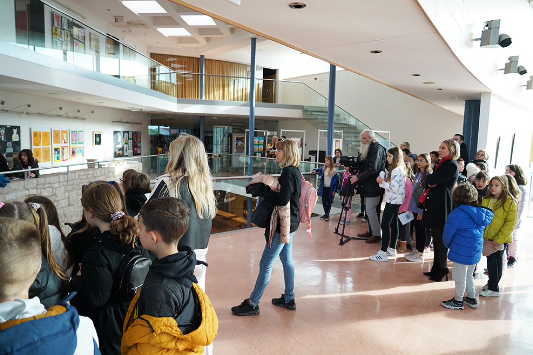 U knjižnici otvorena izložba likovnih i literarnih radova s natječaja 'Mačke'