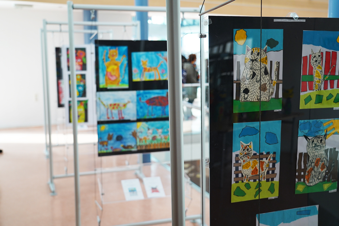 U knjižnici otvorena izložba likovnih i literarnih radova s natječaja 'Mačke'
