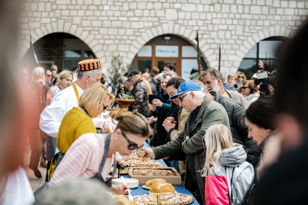 Tradicionalni šibenski Uskrsni doručak uz mega fritaju, domaća jela i slastice 