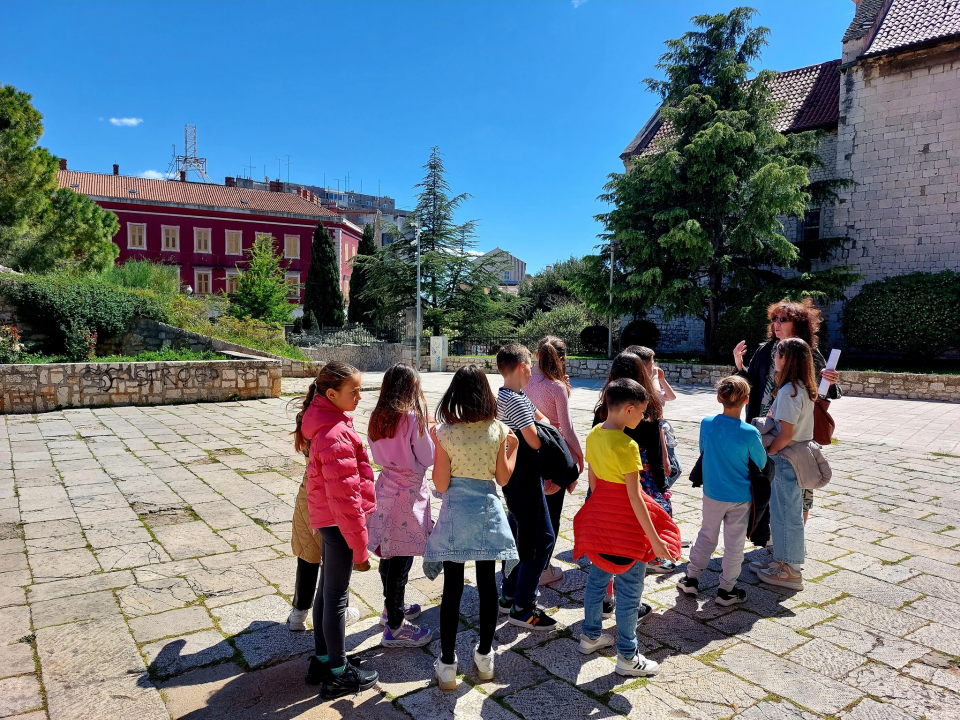 Učenici OŠ Fausta Vrančića u edukativnoj šetnji kroz Šibenik
