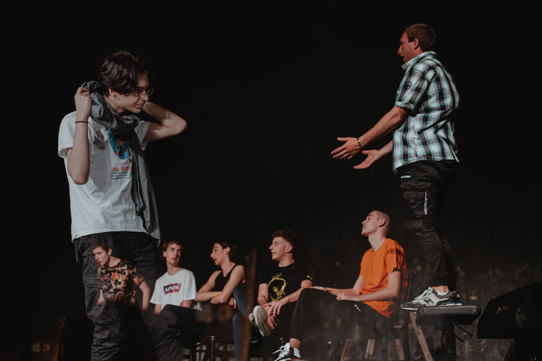 Premijera šibenske 'dice': Diletanti se u 'Kaubojima' natječu za Warholovih petnaest minuta slave 