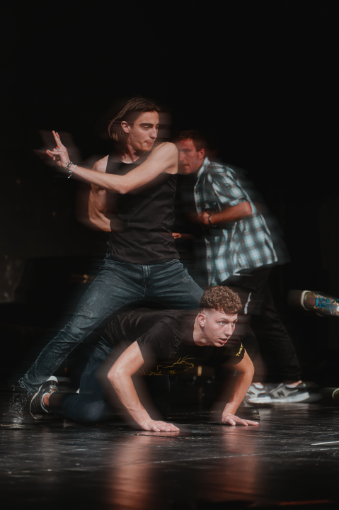 Premijera šibenske 'dice': Diletanti se u 'Kaubojima' natječu za Warholovih petnaest minuta slave 