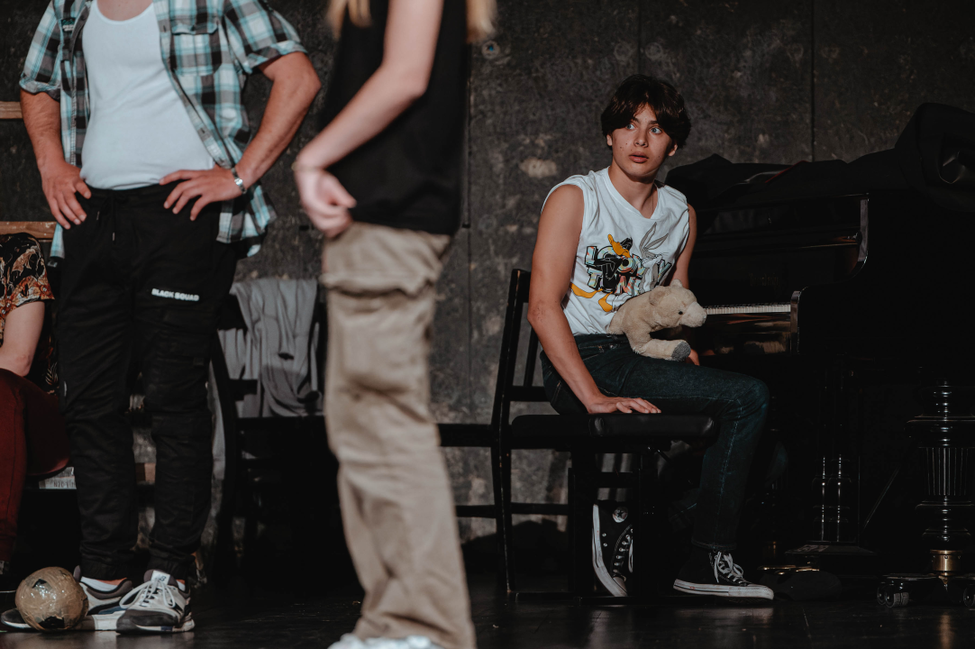 Premijera šibenske 'dice': Diletanti se u 'Kaubojima' natječu za Warholovih petnaest minuta slave 