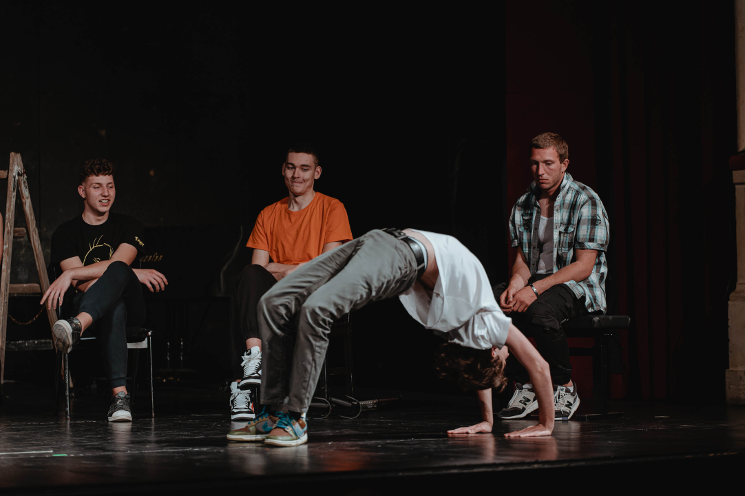 Premijera šibenske 'dice': Diletanti se u 'Kaubojima' natječu za Warholovih petnaest minuta slave 