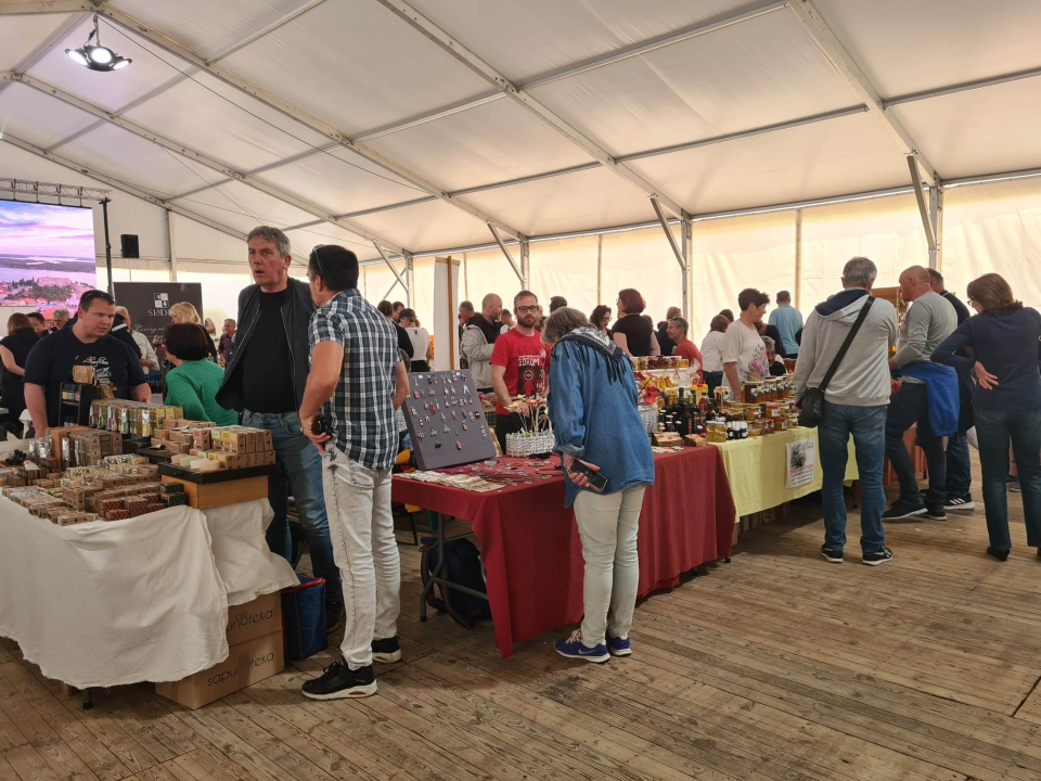 Gužva i drugog dana Sajma agroturizma u Skradinu: Još stignete kupiti domaće proizvode 