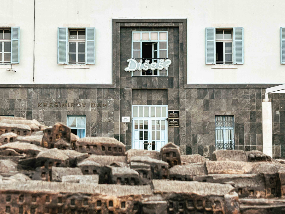 Saznali smo detalje neonskog natpisa 'Dišeš?' na Krešimirovom domu, autorica je Ana Elizabet