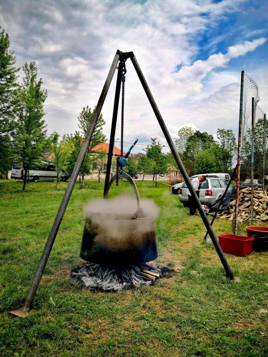 Vukšićki bećari donirali kameni križ, krstionicu i benkovački kamen za novu crkvu u Baranji