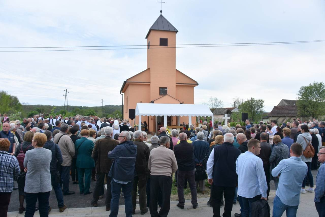 Vukšićki bećari donirali kameni križ, krstionicu i benkovački kamen za novu crkvu u Baranji