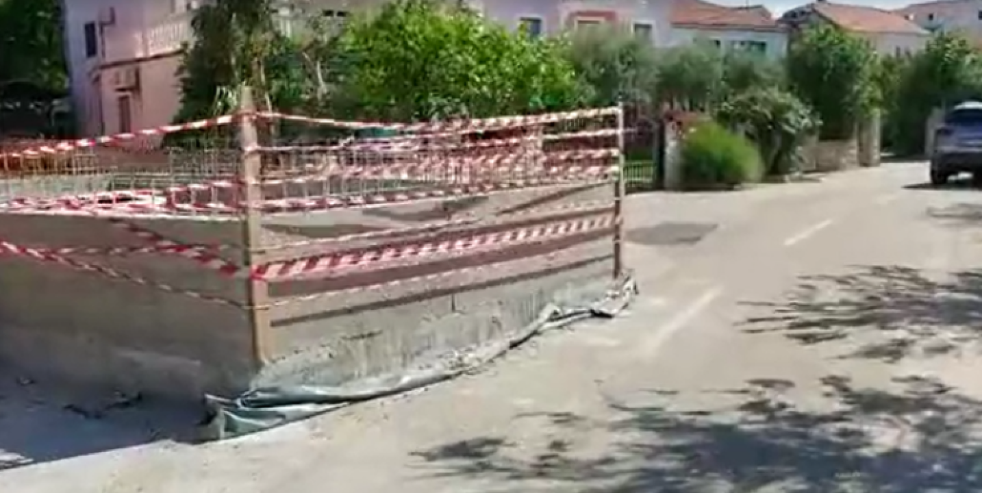 Lažna uzbuna: 'Bazen' u Pirovcu koji zauzima pola ceste je zapravo septička jama, dizalica će je vratiti u dvorište 