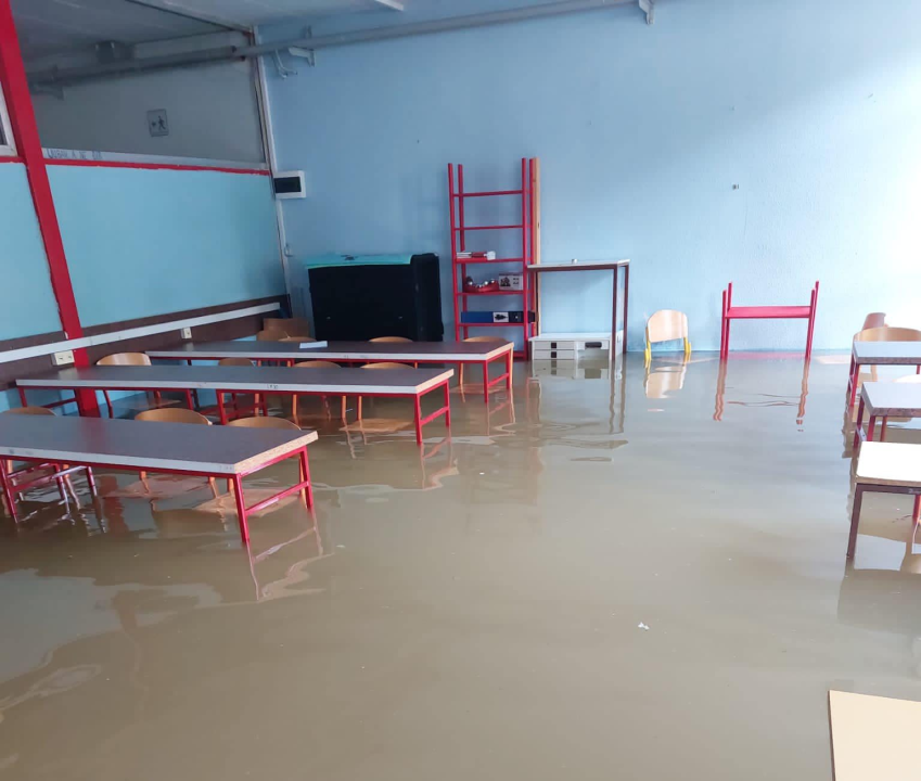 Voda ušla u srednju školu u Obrovcu, do osnovne se ne može ni prići