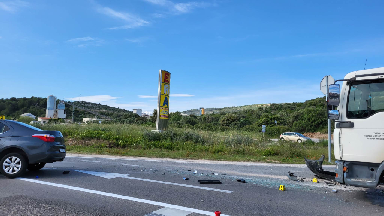 Sudar automobila i kamiona kod Supernove, jedna osoba prevezena u bolnicu