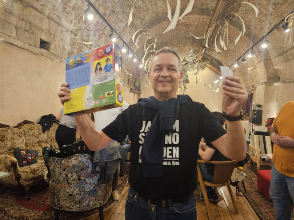 'Dražesni pupovci svibanjski' najbolja su pub kviz ekipa u Šibeniku: Osvojili su kvizašku ligu u Azimutu 