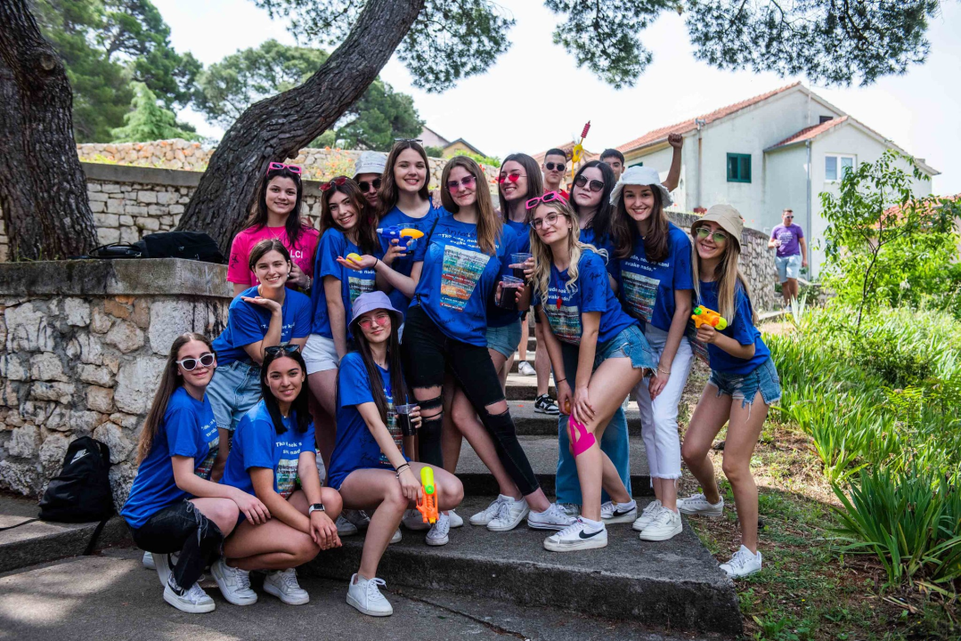 Danas je njihov dan: Maturanti se od jutra okupljaju ispred svojih škola