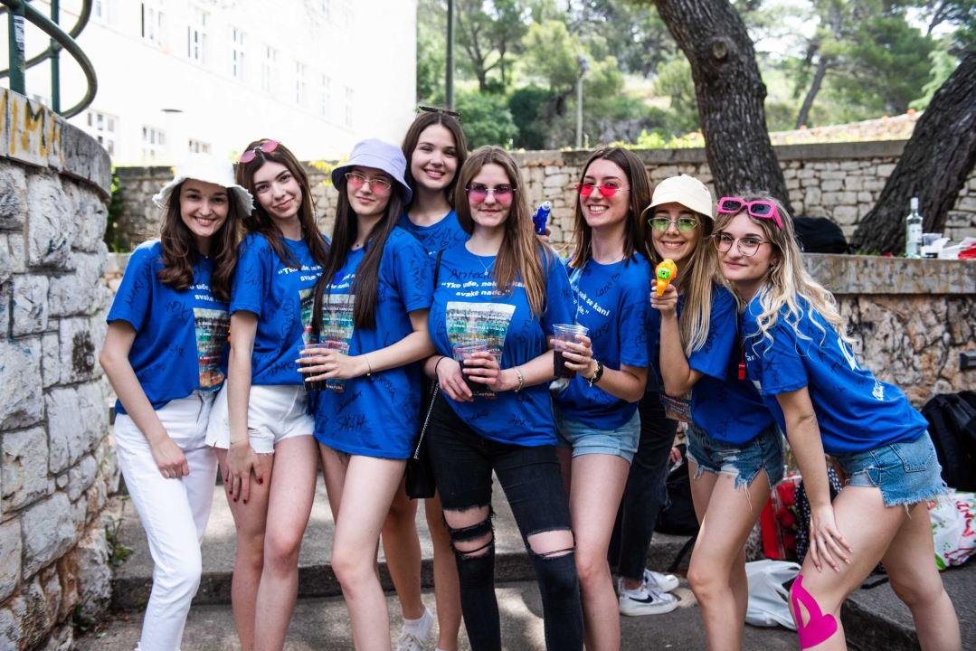 Danas je njihov dan: Maturanti se od jutra okupljaju ispred svojih škola