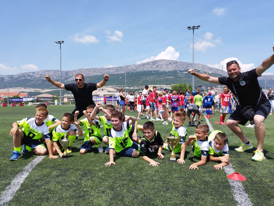 Mladi polaznici Škole nogometa Sebenico City četvrti na jakom Dalmatinko Cupu