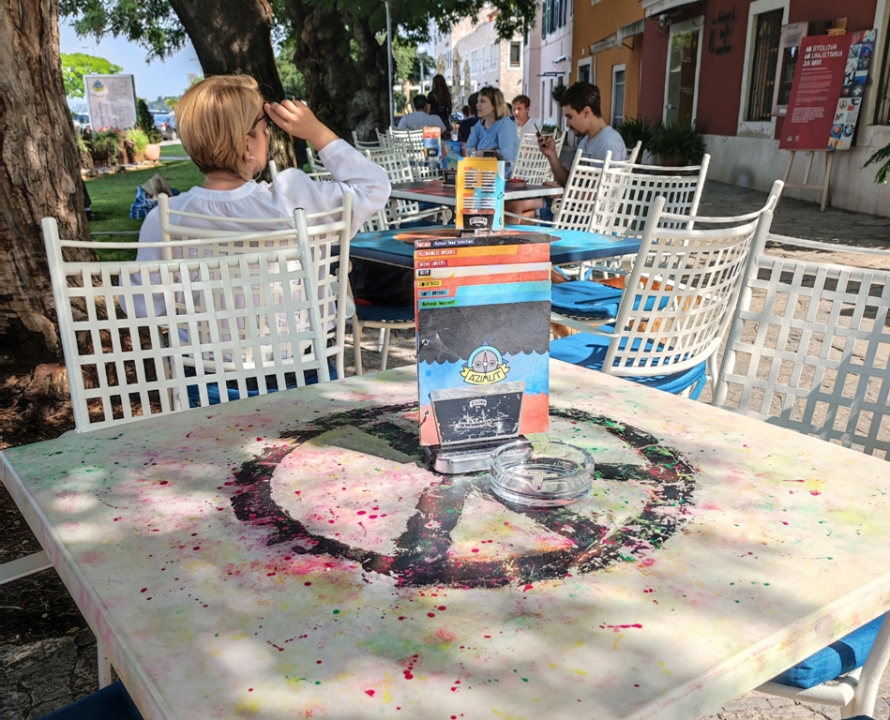 Šibenski Apostolovi su se vratili, 18 umjetničkih djela postavljeno ispred Azimuta 