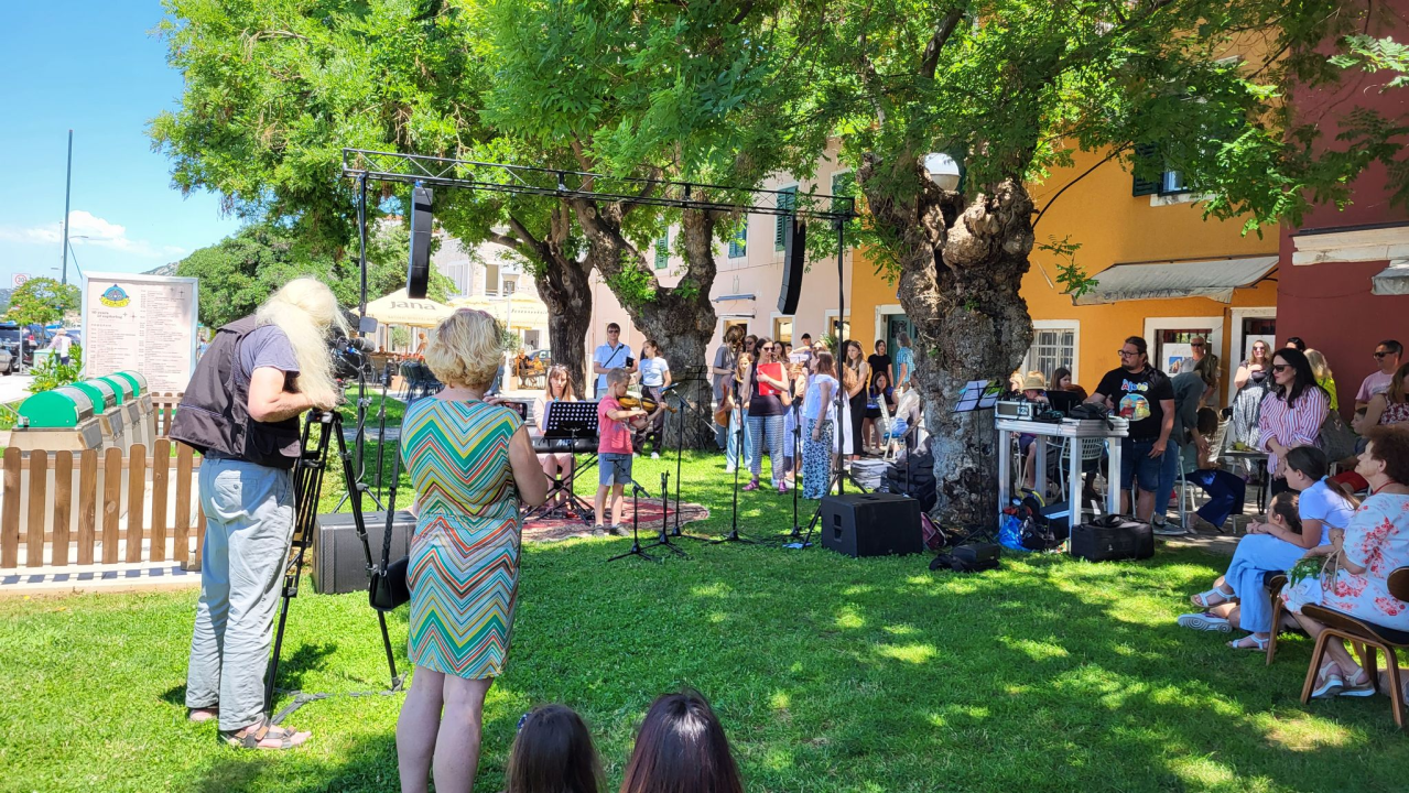 Mladi šibenski glazbenici zasvirali ispred Azimuta i pozvali na upis u Glazbenu školu