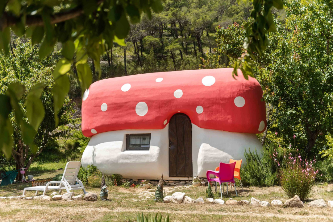 U Rupama postoji bajkovito selo u kojem možete spavati u gljivi ili bundevi