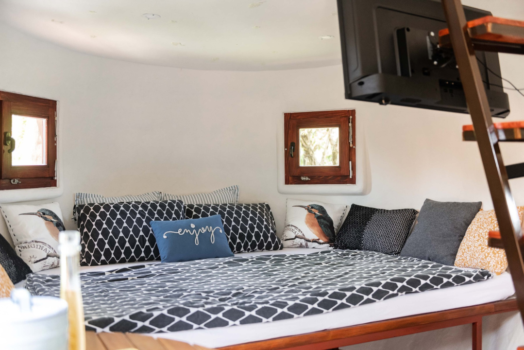 U Rupama postoji bajkovito selo u kojem možete spavati u gljivi ili bundevi