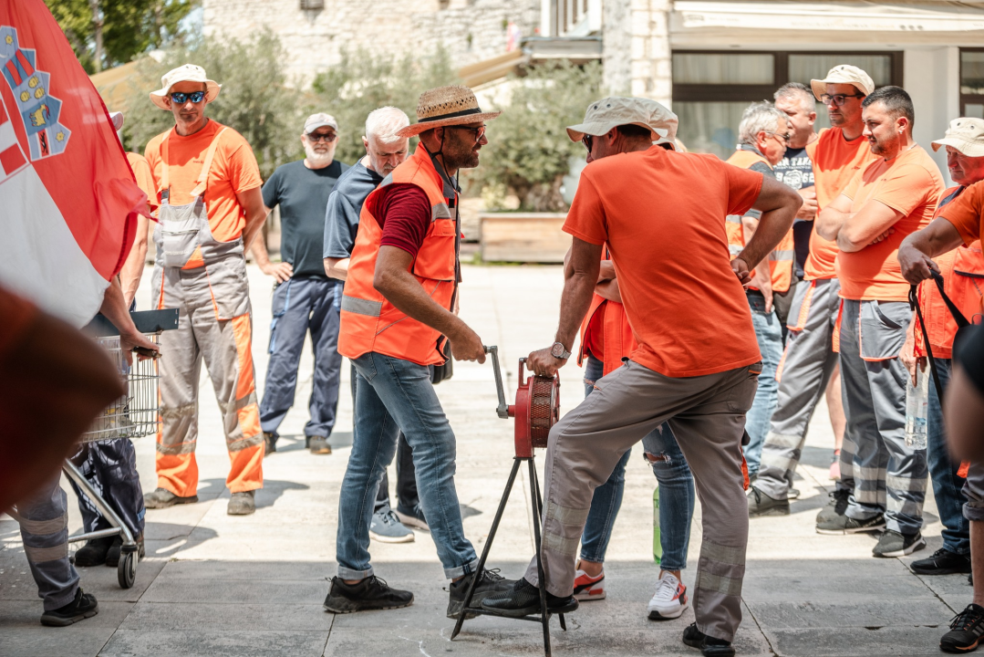 Štrajk radnika Cesta Šibenik preselio se županu pod prozor, on tvrdi: 'Iza svega stoji HDZ!'