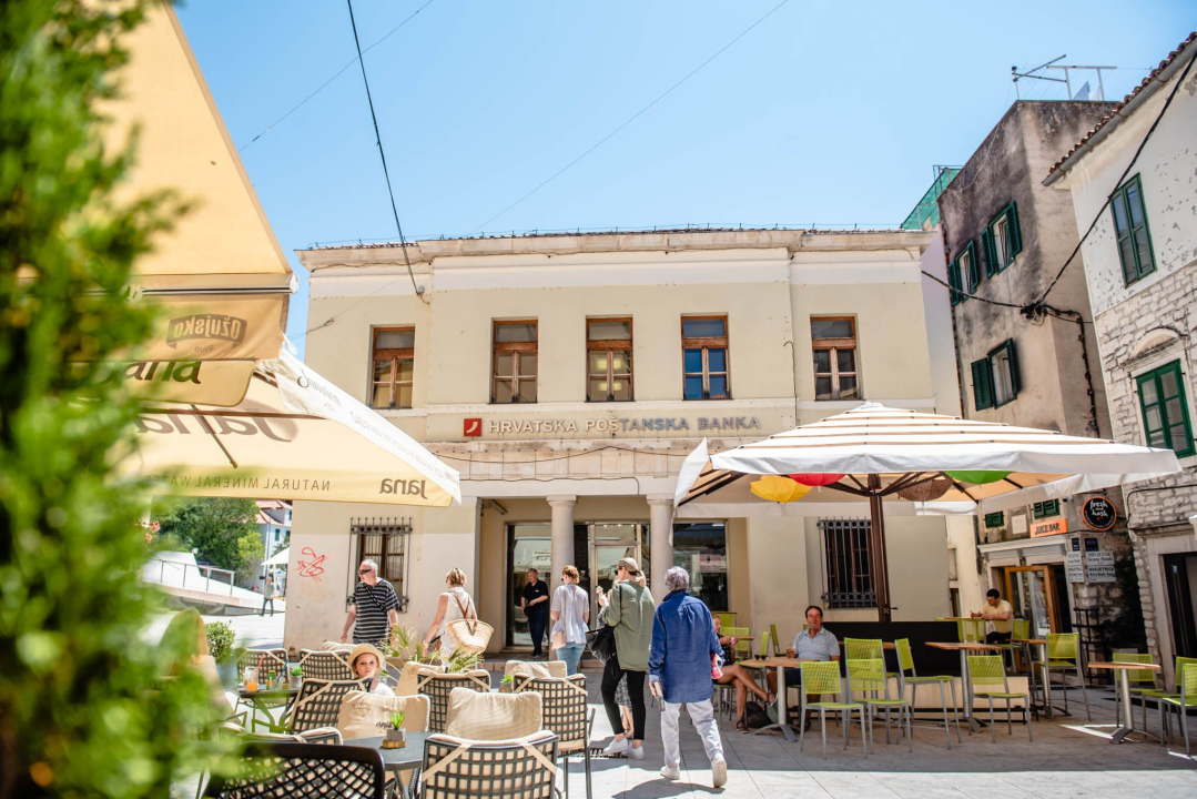 Uklonjena skela: Kako vam se sviđa nova boja bivše Jadranske banke na početku Kalelarge?