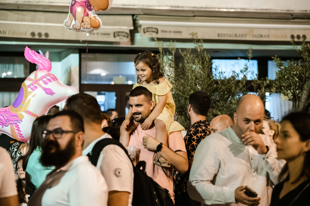 Šibenska noć napunila ulice ljudima koje je rasplesao bend Silente!